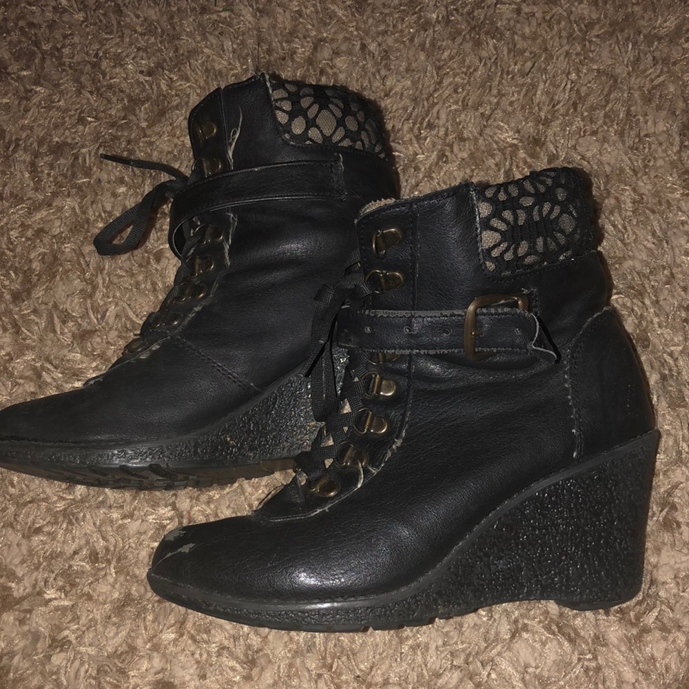 Black heel boots